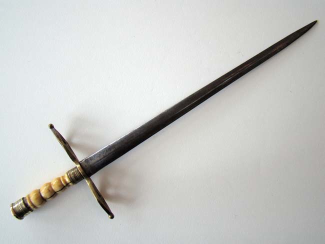 A Britsh Naval 'Fighting' Dirk with original engraved copper scabbard circa 1800-1820 — image 4
